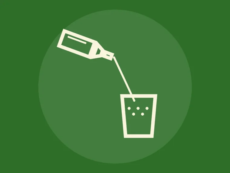 Ilustración de una botella de sidra vertiendo un chorro largo en un vaso ancho de cristal fino