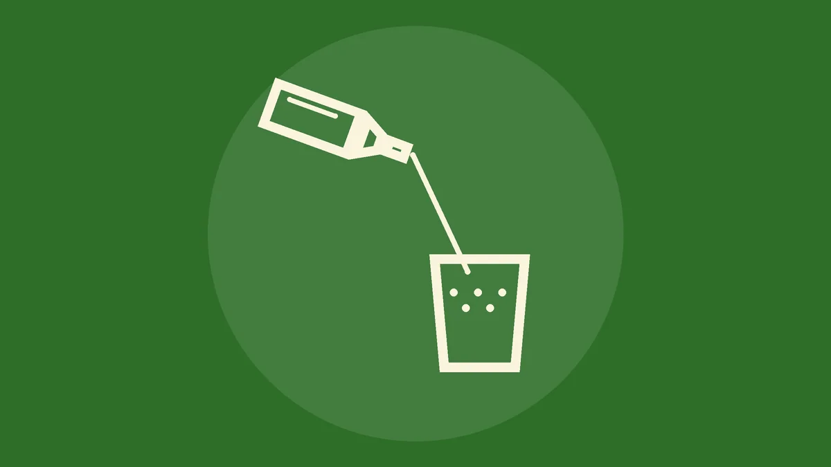 Ilustración de una botella de sidra vertiendo un chorro largo en un vaso ancho de cristal fino